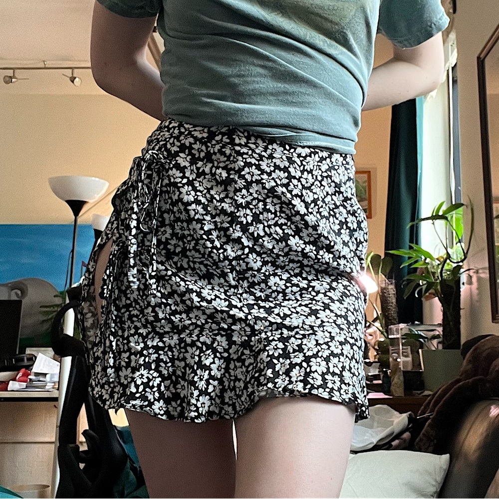 Pull&Bear Black and White Floral Mini Skirt with Ties